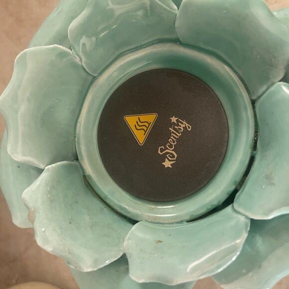 Scentsy petal green element wax warmer - Picture 6 of 11